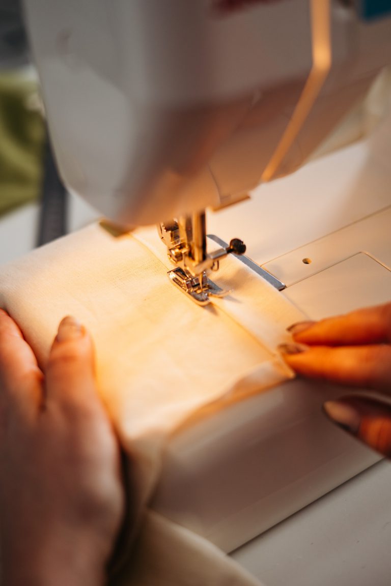 Seamstress working at sewing machine. — Neustart Digital