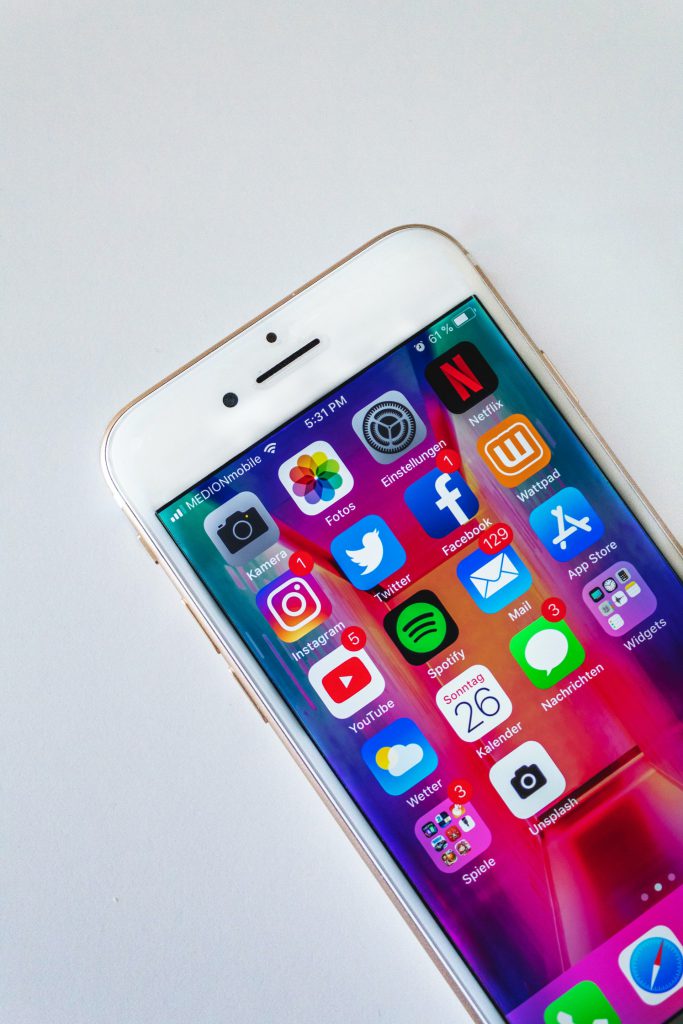 Phone screen homepage showing social media apps. — Neustart Digital