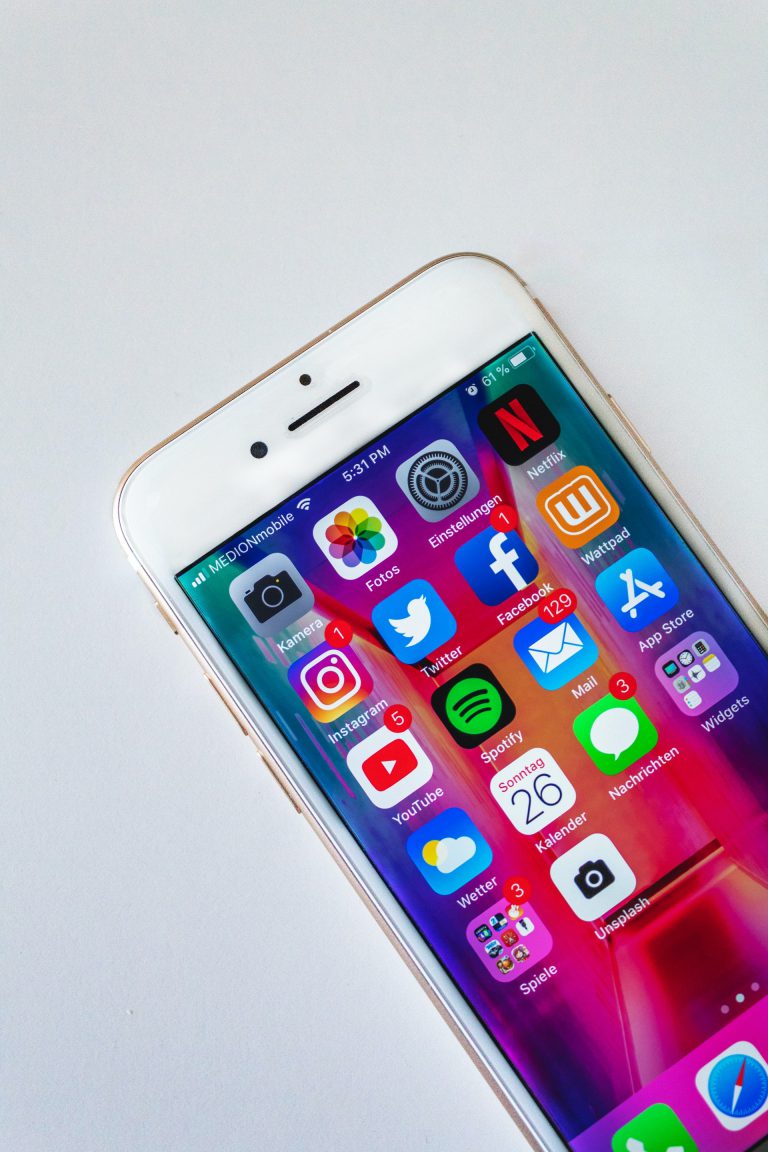 Phone screen homepage showing social media apps. — Neustart Digital
