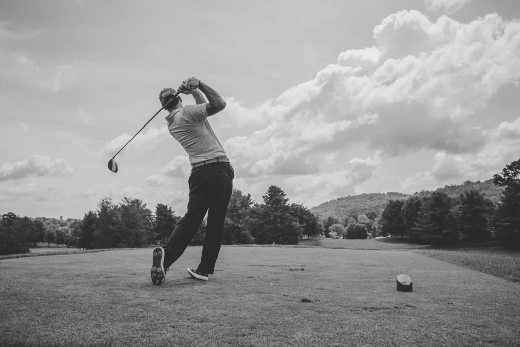 Man golfing left-handed at golf course. — Neustart Digital